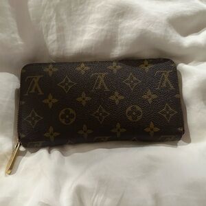 Louis Vuitton Monogram Zippy Wallet